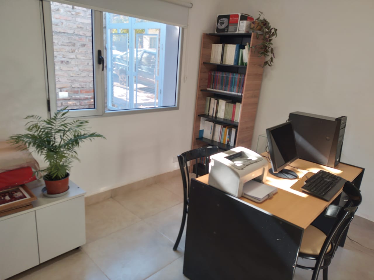 Área de trabajo con escritorio y biblioteca jurídica